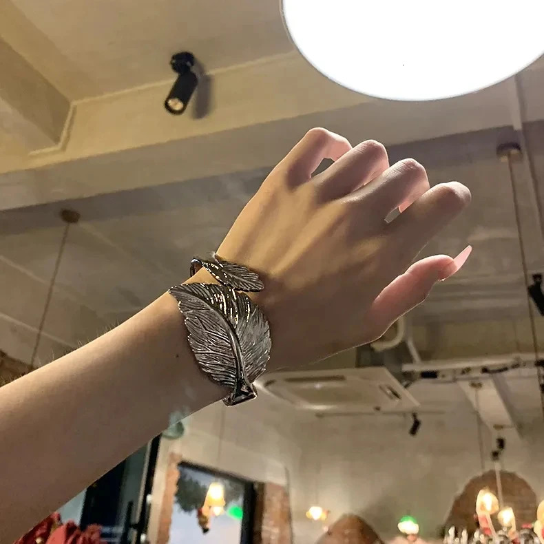 European American Retro Metal Leaf Bracelet Exquisite Niche High-end Feel Bracelet Exaggerated Personality Open Mouth Bracelet 250227