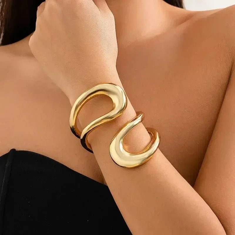 Punk Classic Geometric Twisted Open Bangles for Women Exaggerated Gold Color Heavy Metal Cuff Bracelet Fashion Jewelry 250227