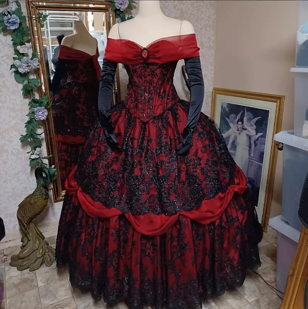 Gothic Red And Black Wedding Dresses Lace Appliques Off Shoulder Floor Length Corset Bridal Gowns Medieval Vintage Masquerade Dress for Ladies 2025