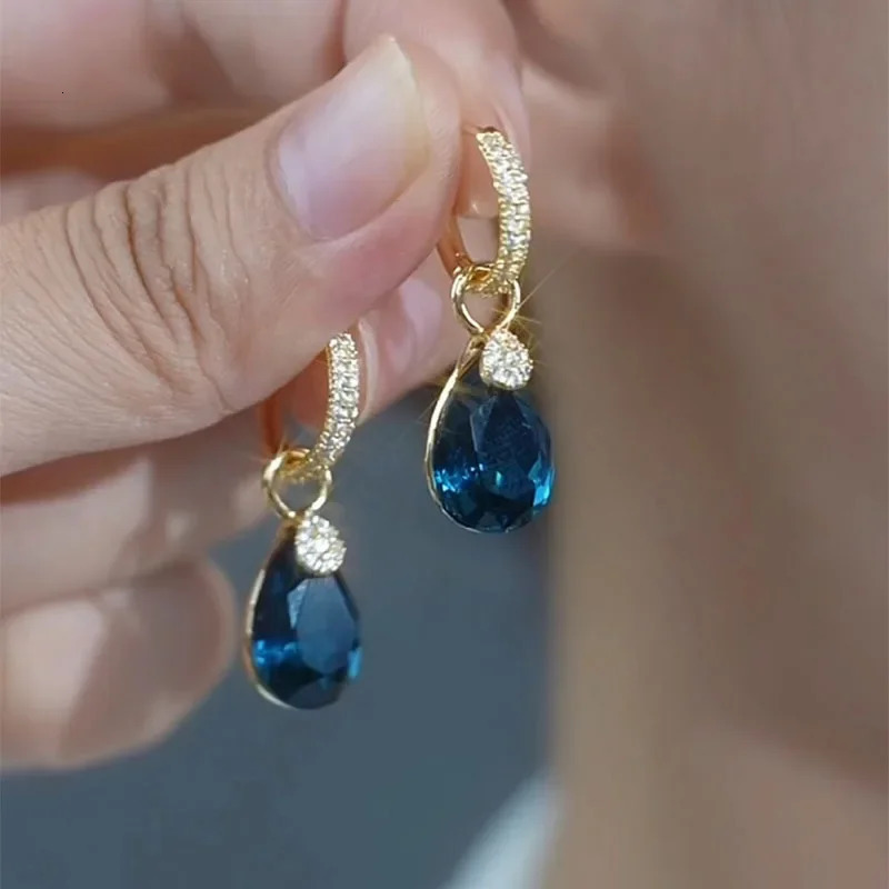 Exquisite Blue Dropshaped Crystal Pendant Earrings For Women Fashion Personalized Daily Accessories Party Jewelry Birthday Gift 250210