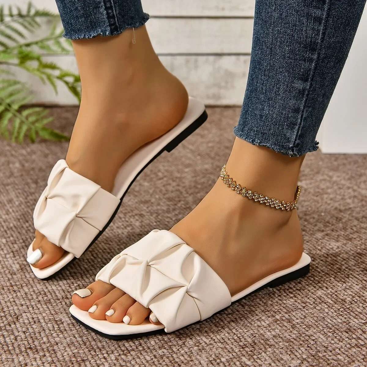 2025 Summer Fashion Flip Flat Shoes New Designer Sandals Korean Pleated Slippers Women's Casual Beach Sandals Green Slippers Plus Size