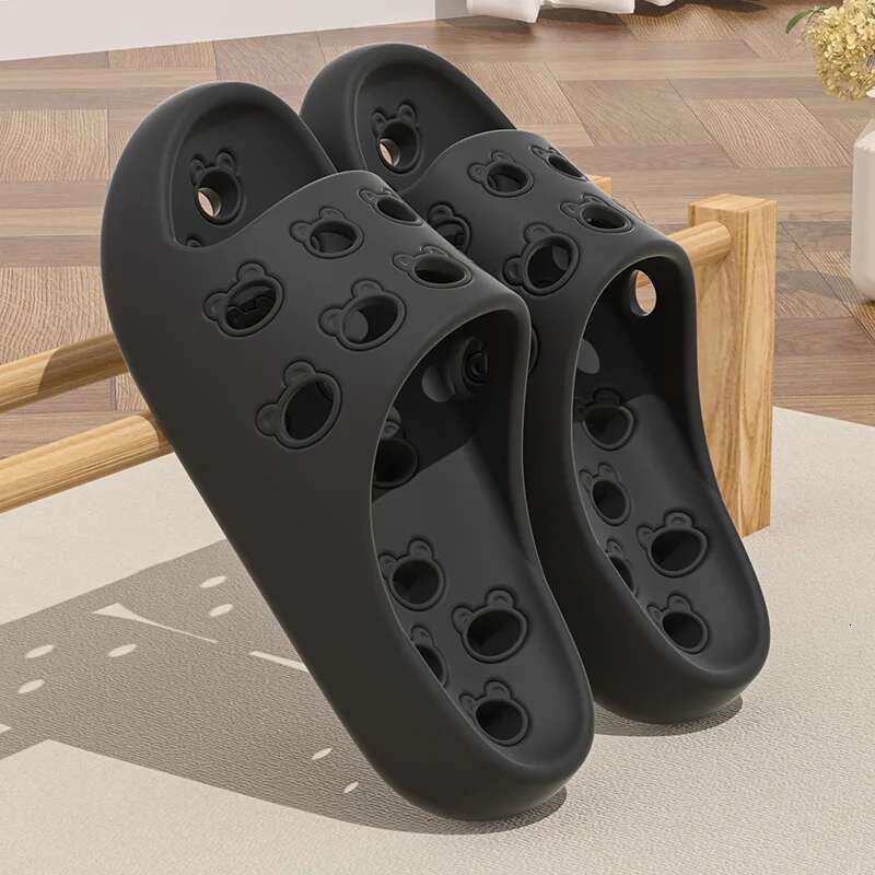Summer Perforated Fashionable Beach Casual Soft Thick Sole Designer Sandals Neutral Indoor Home Shower Slippers Sandals Flat Bottom Slippers
