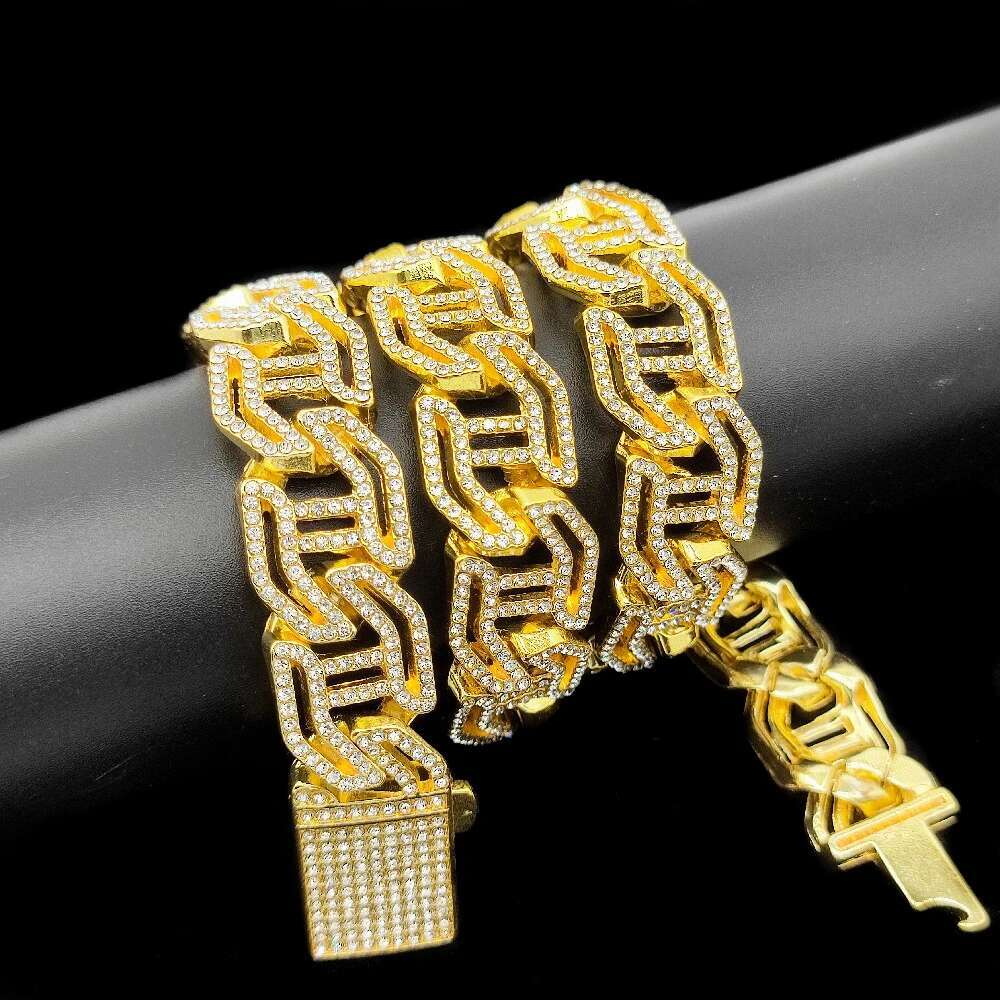 New 16mm ice out of Cuba chain charm hip-hop jewelry necklace bracelet free distribution.