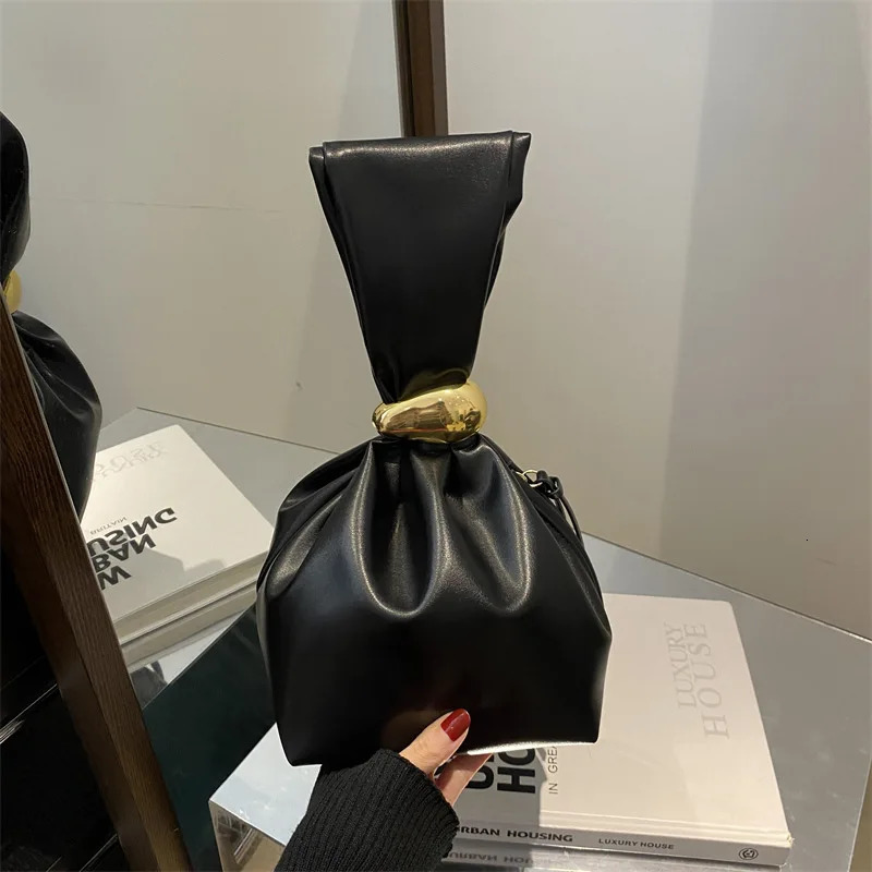 y Personality Leather Clutch Bag Women Fashion ner Solid Mini Bucket Pouch Zipper Party Evening Wrist Bags Handbags 250226