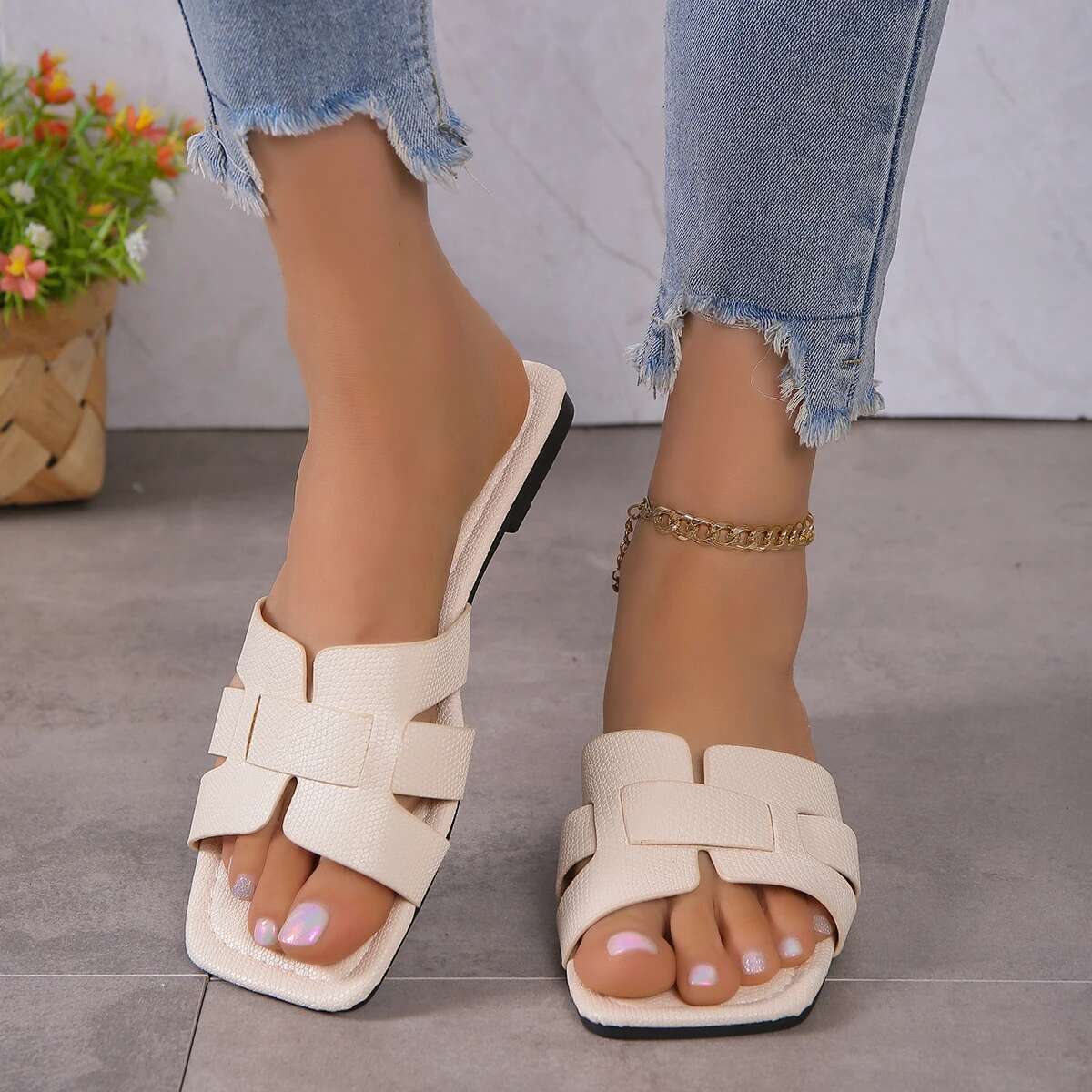 Summer New Women's Fashion Casual Sandals Multi Functional Outdoor Designer Sandals Outdoor Wear Flat Slippers White Beach Slippers