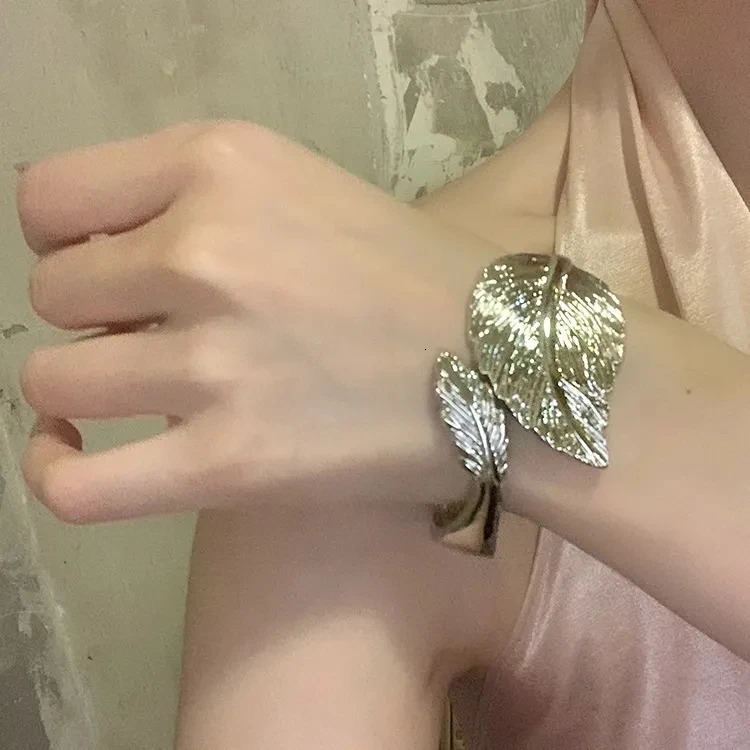 European American Retro Metal Leaf Bracelet Exquisite Niche High-end Feel Bracelet Exaggerated Personality Open Mouth Bracelet 250227