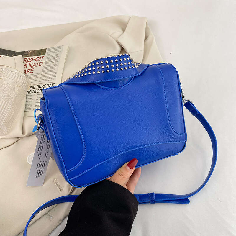 European and American retro motorcycle women's niche design western-style punk style rivet sle shoulder crossbody bag 2024 new casual versatile f