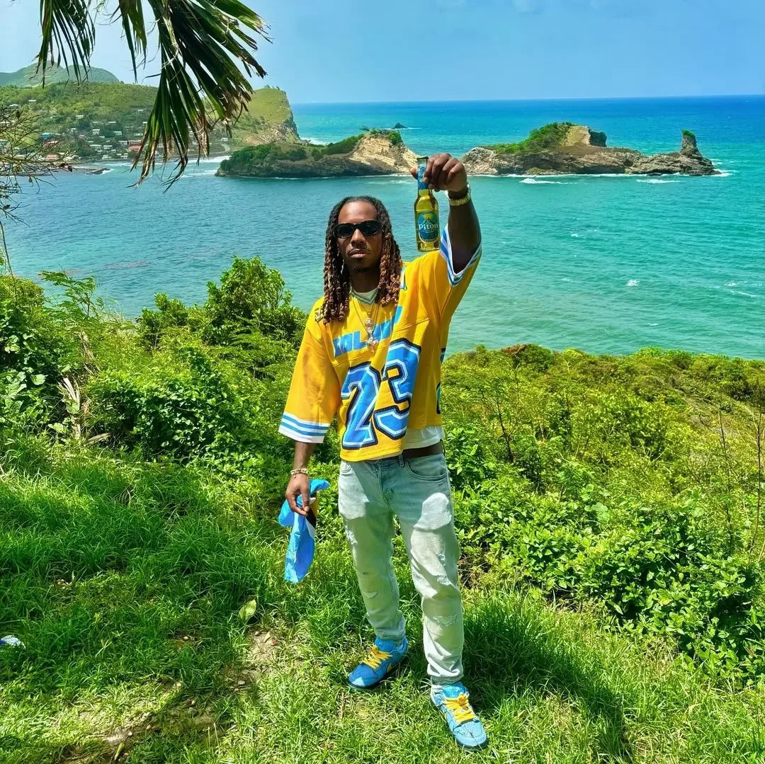 Hip hop mens single breasted with yellow character pattern retro couple summer casual V-neck breathable and comfortable 250225