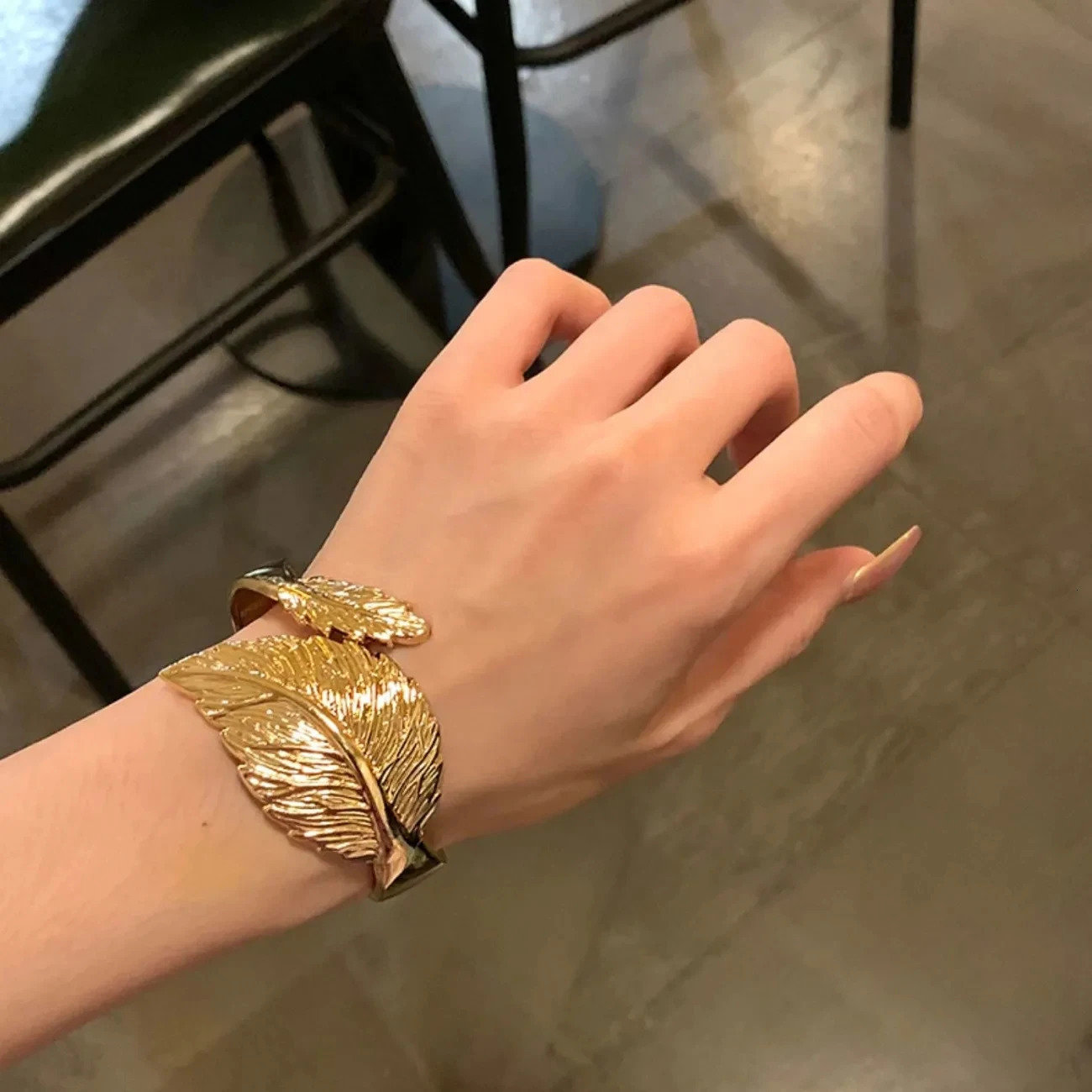 European American Retro Metal Leaf Bracelet Exquisite Niche High-end Feel Bracelet Exaggerated Personality Open Mouth Bracelet 250227