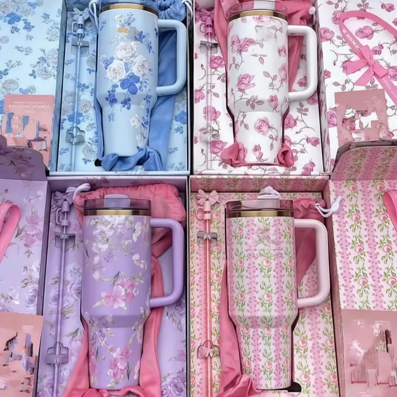 US Stock 40oz Floral Mugs Blue Magnolia Rose Lilac Cups Stainless Steel Tumblers With Handle Lid and Straw 40 OZ Travel Car Mugs Cobrand Winter Bow Water Bottles