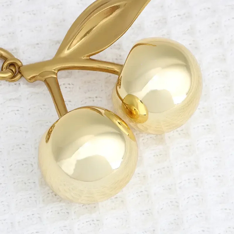 Zinc Alloy Golden Cherry Keychain for Women and Men Fashionable Glitter Keyring Summer Fruit Pendant Jewelry Bag Accessory 1Pc 250227