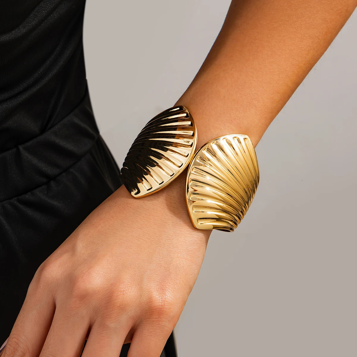 SHIXIN Fashion Alloy Scallop Large Spring Bangles for Women Simple Irregular Geometry Wide Bracelet on Hand Party Jewelry 250227