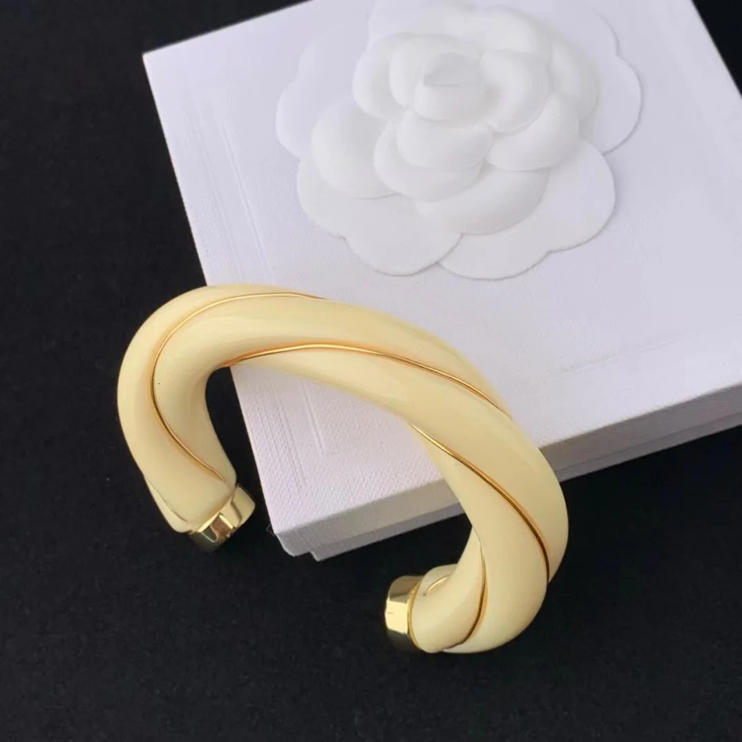 Temperament Advanced personalized Twisted gold border resin open bracelet for womens Girl party gift Jewelry accessories 250227