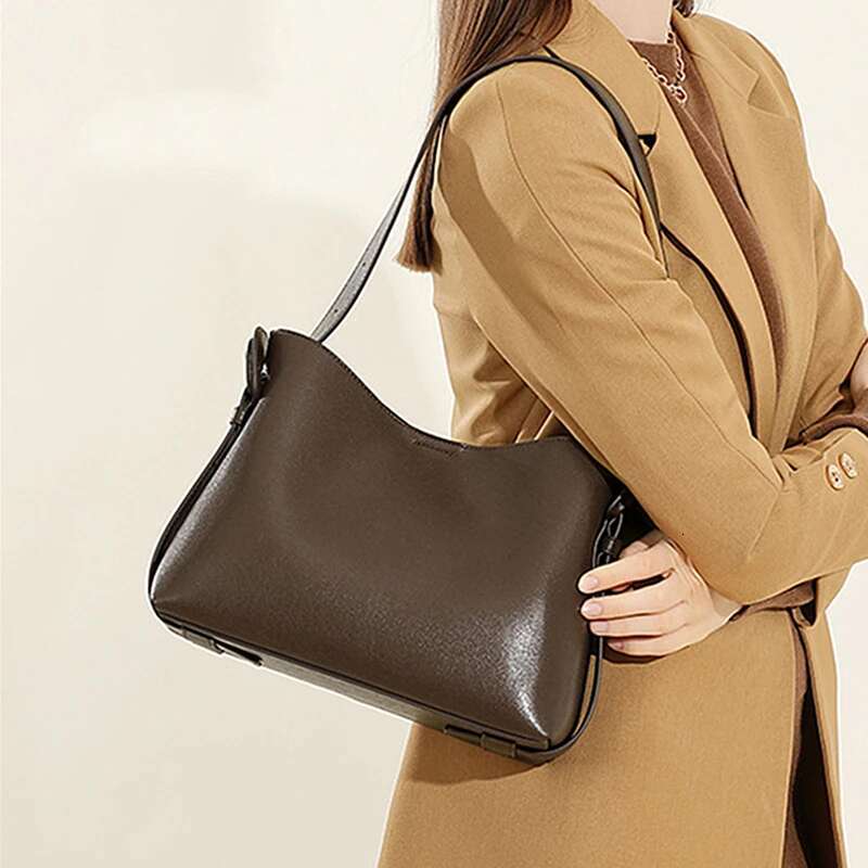 Toptrends Cowhide Genuine Leather Bucket Shoulder Bags For Women 2025 Designer Crossbody Purses Pillow Ladies Handbags