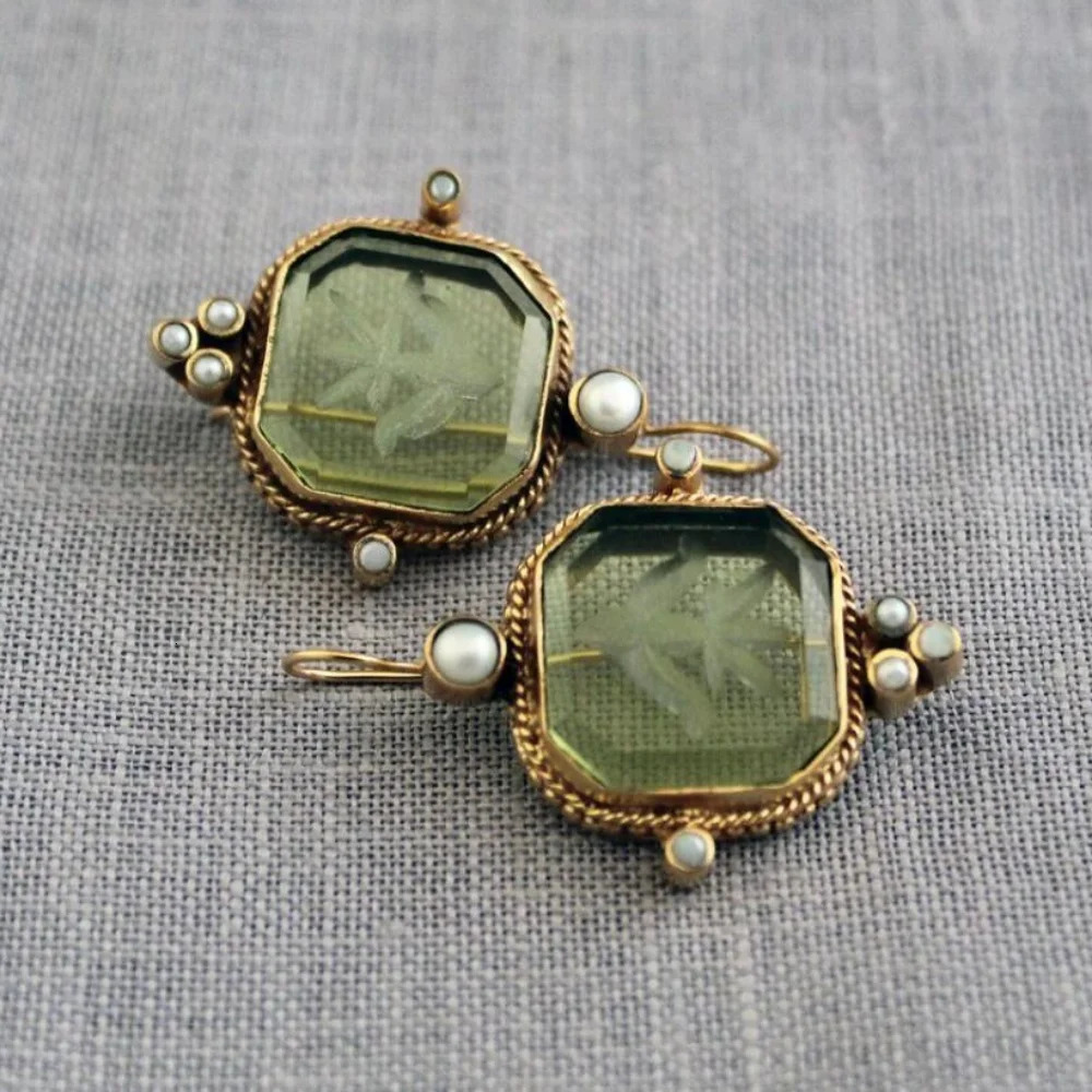 2024 Retro Trend Green Square Inlaid Pearl Pendant Earrings Suitable for Womens Party Birthday Fashion Customized Jewelry 250210