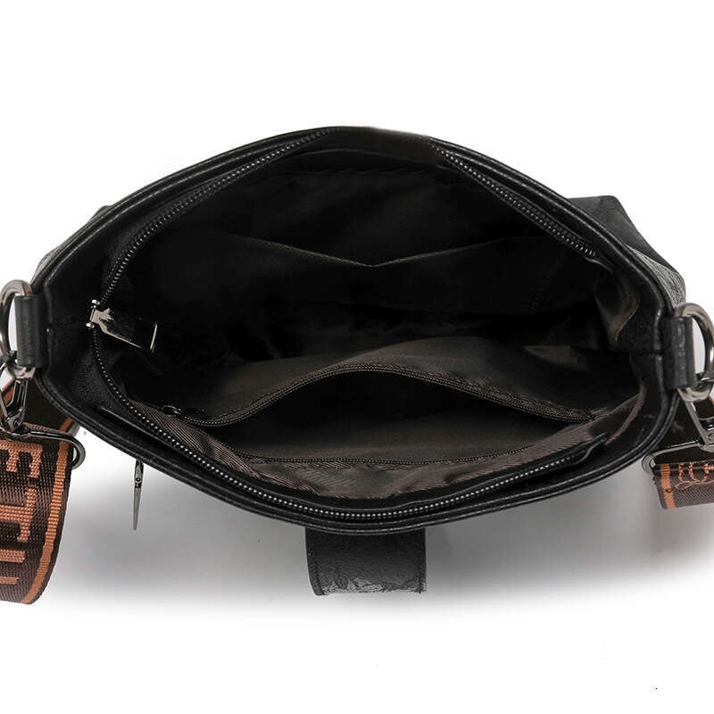 2025 new small square design tassel high-end fashion baguette personalized street shoulder crossbody bag
