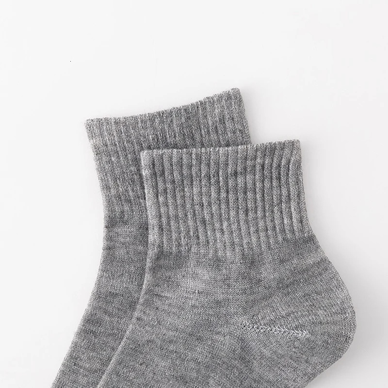 20 pairsbatch mens business breathable cotton socks solid color black and white casual simple sports net short 250227
