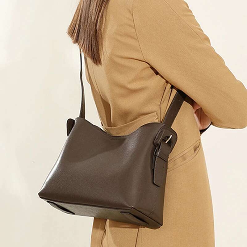 Toptrends Cowhide Genuine Leather Bucket Shoulder Bags For Women 2025 Designer Crossbody Purses Pillow Ladies Handbags