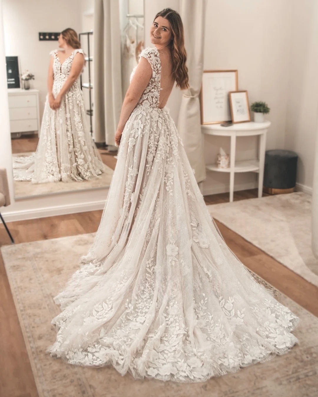 Elegant Lace A-Line Wedding Dresses Appliques Sheer V-Neck Sleeveless Backless Long Country Bridal Gowns Custom Made Vestido De Novia