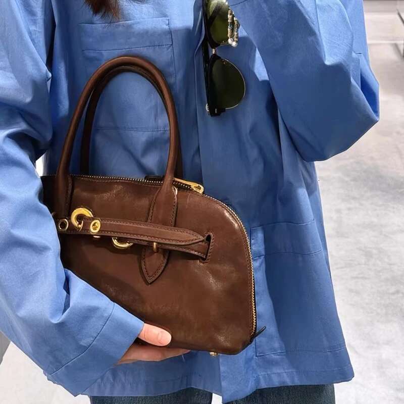 England Style Shell Bag For Women Designer Handbag Purse 2024 New In PU Belt Buckle Top Handle Hanging Ornaments Shoulder