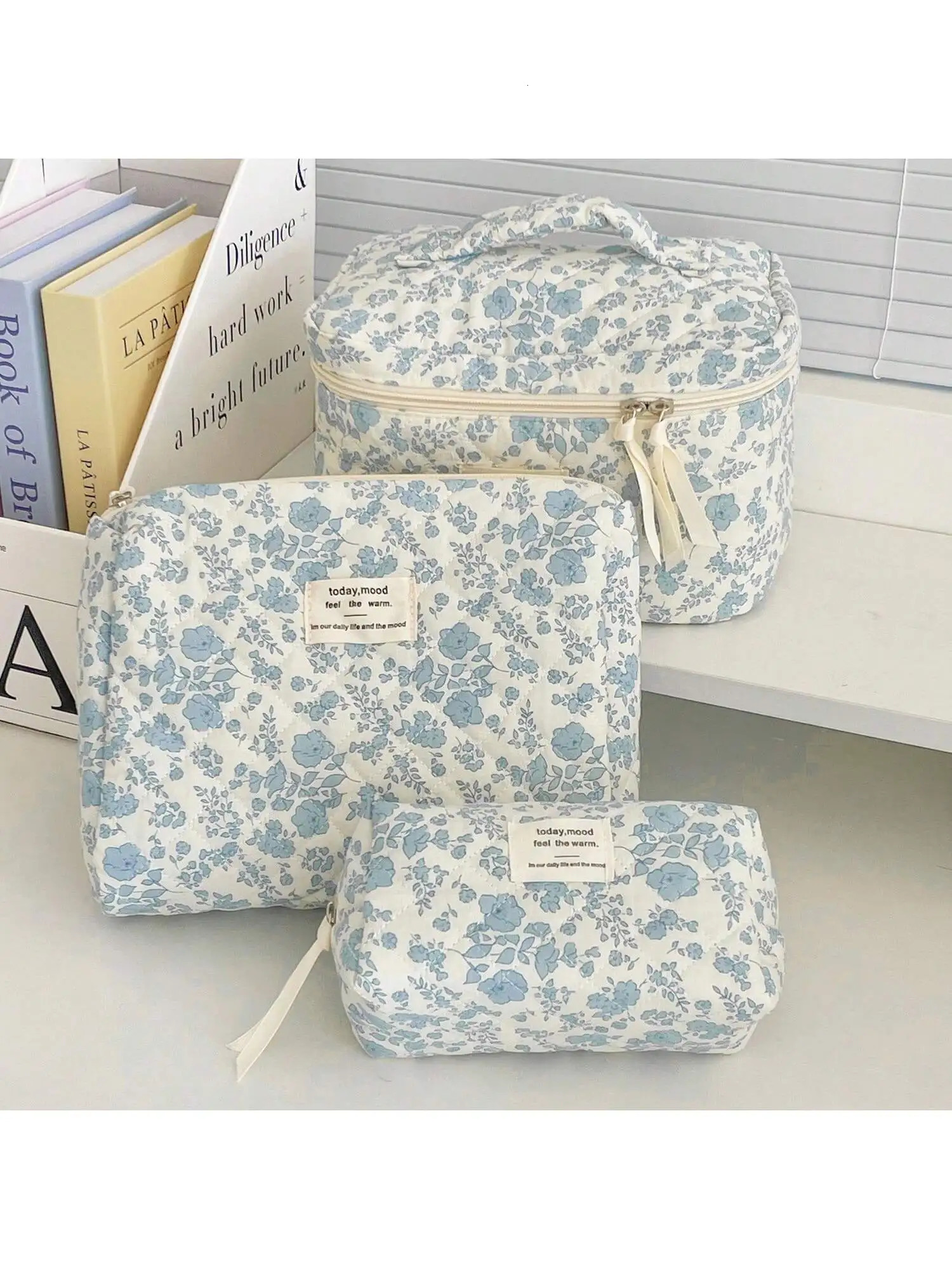 Ship from US Blue Begonia Flower Makeup Bag Women Travel Cosmetic Pouch Skincare Toiletry Ideal for Wedding Gifts Birthday Gif 250227FBB