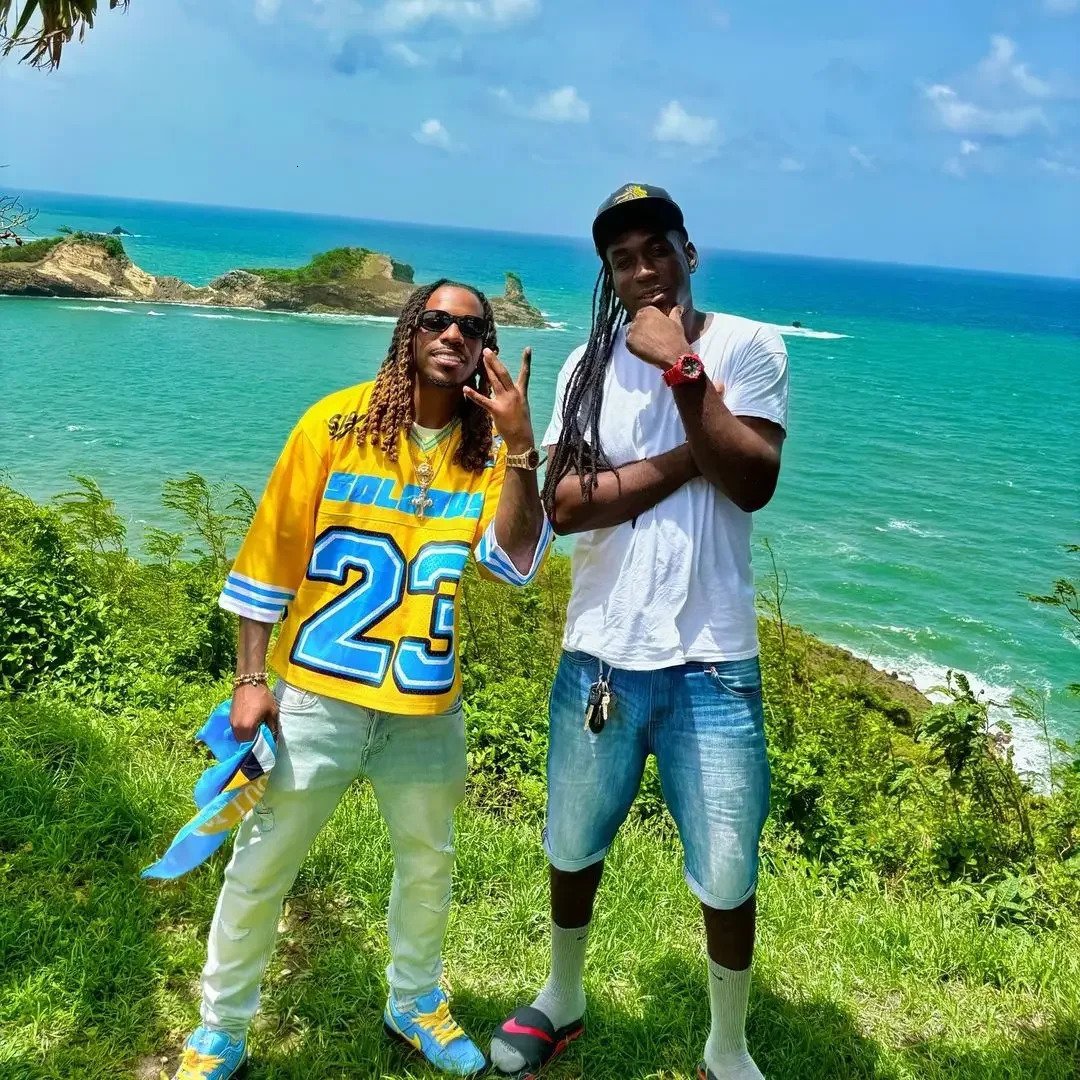 Hip hop mens single breasted with yellow character pattern retro couple summer casual V-neck breathable and comfortable 250225