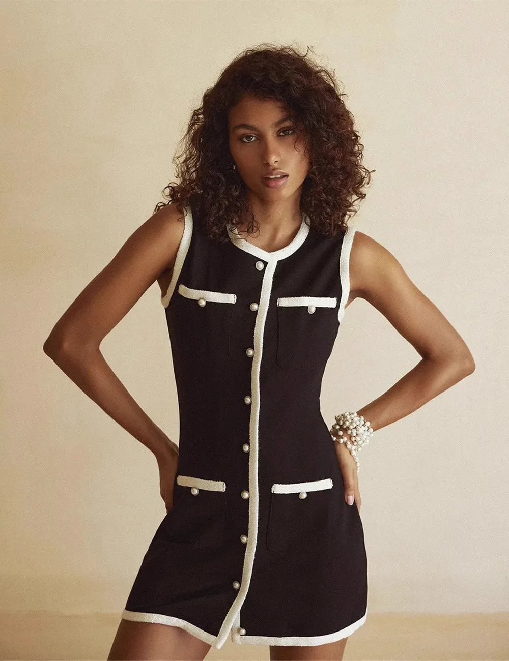 Fashionable round neck knitted dress spring and summer womens black white splicing n slim fit short skirt 250226