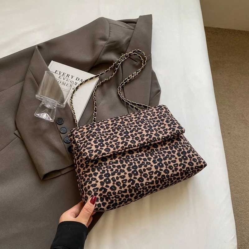 This years popular niche cheetah prints handbags for women in 2024 with the new wern style versatile shoulder underarm bag hanXJ250227
