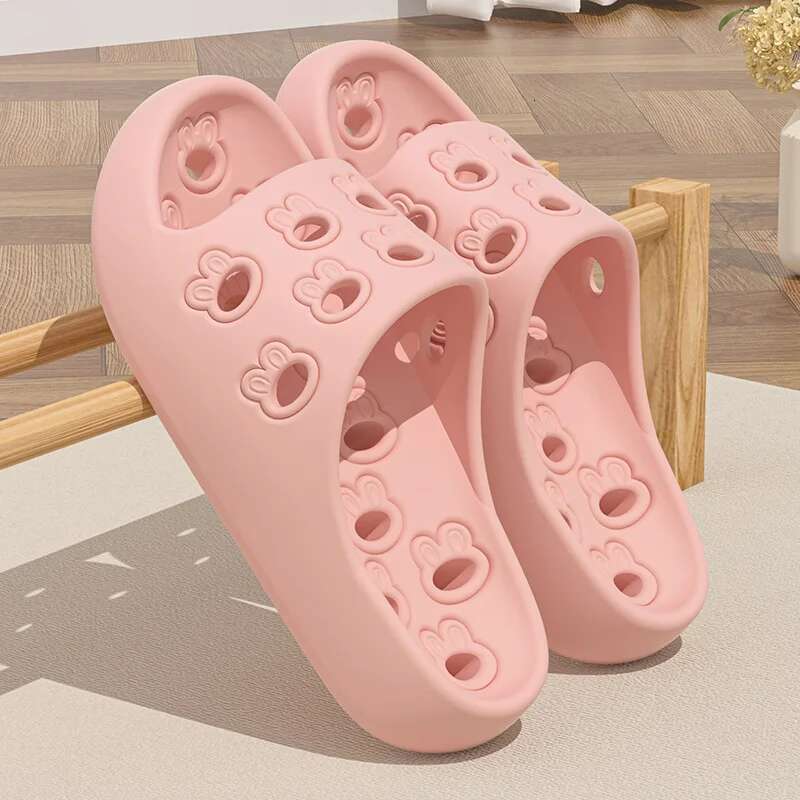 Summer Perforated Fashionable Beach Casual Soft Thick Sole Designer Sandals Neutral Indoor Home Shower Slippers Sandals Flat Bottom Slippers