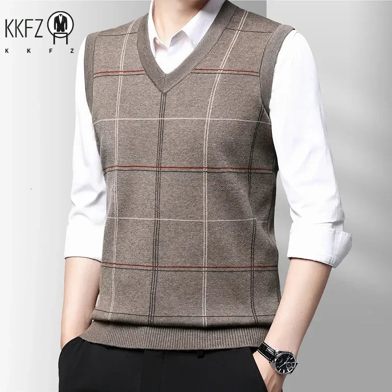 2024 autumn and winter mens printed Vneck knitted vest casual fashion warm sweater version top 250225
