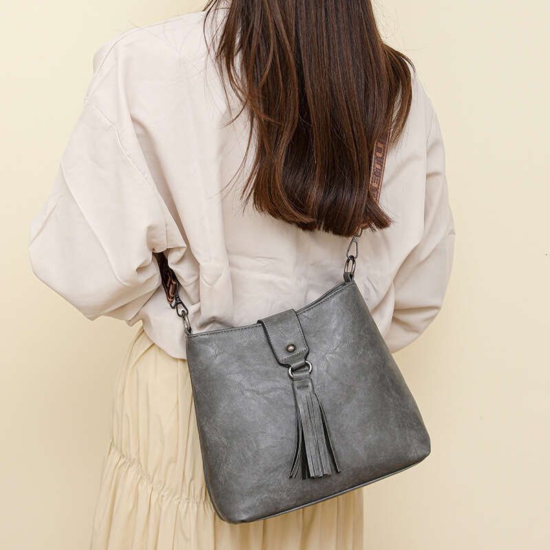 2025 new small square design tassel high-end fashion baguette personalized street shoulder crossbody bag