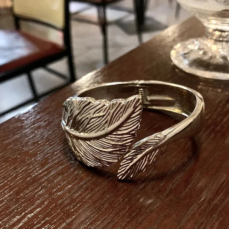 European American Retro Metal Leaf Bracelet Exquisite Niche High-end Feel Bracelet Exaggerated Personality Open Mouth Bracelet 250227