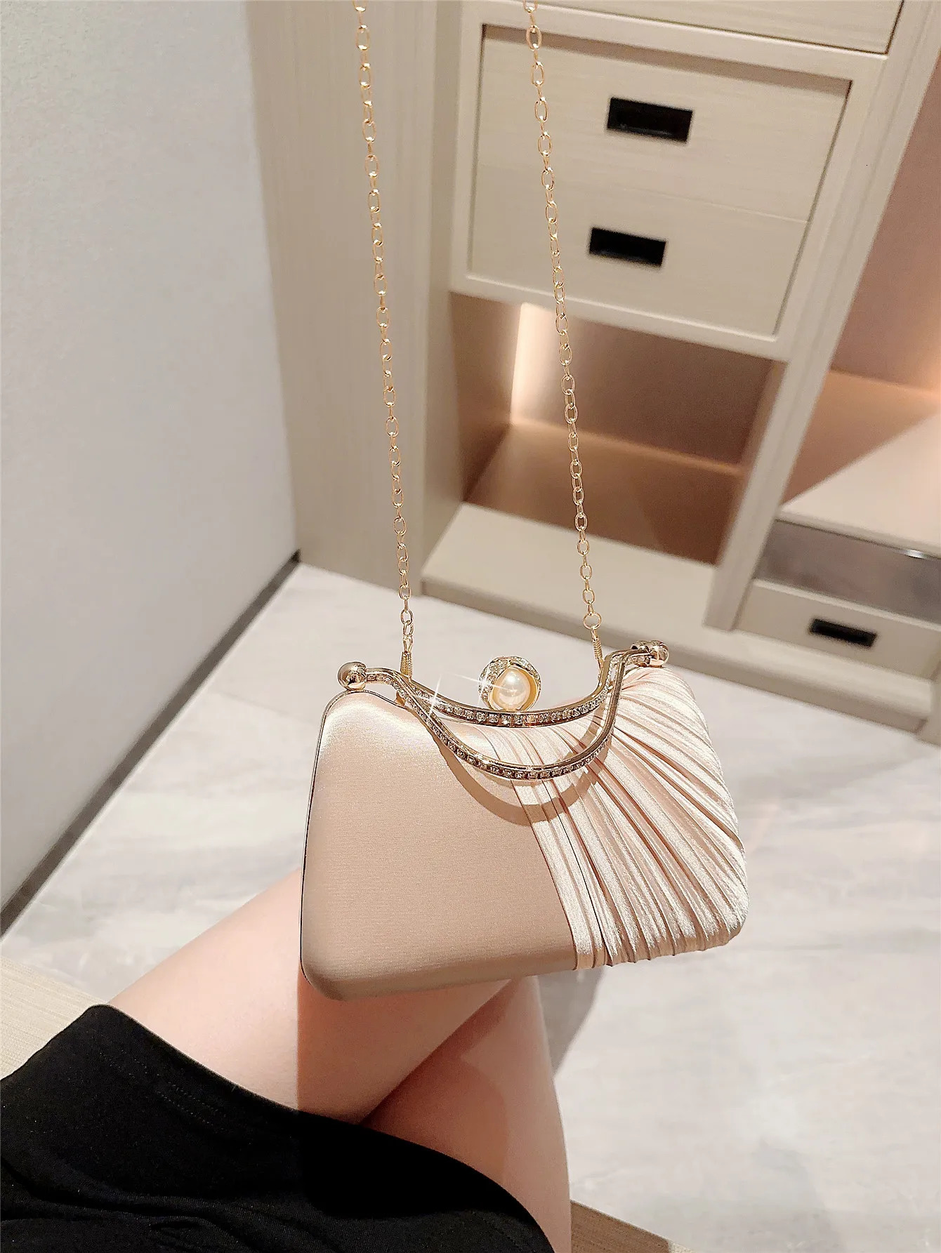 A fashion casual Satin Pleated n Evening Bag Shiny Rhinestone Decor Prom Romantic Wedding Party Dress Bridal Chain Cocktail Ha 250226