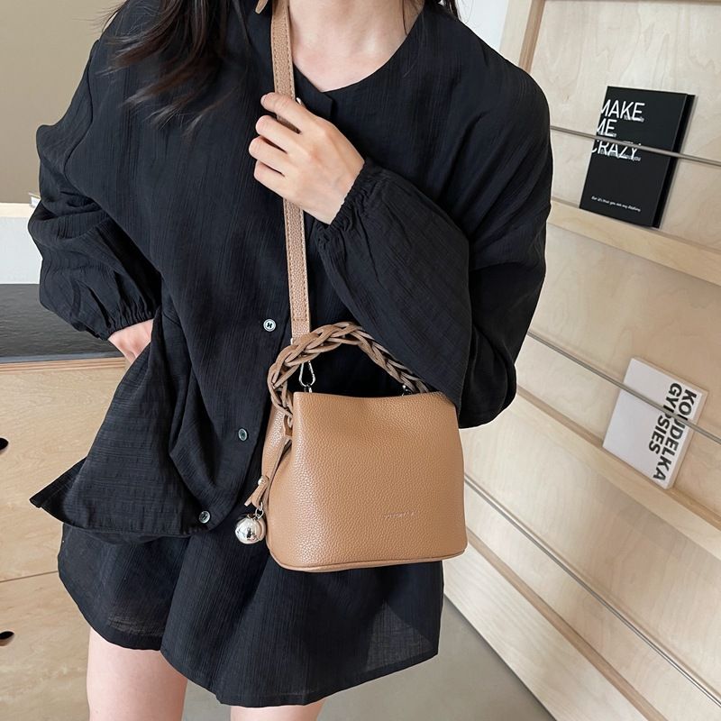 Advanced Weaving Handheld Bucket 2024 New Korean Soft Leather Litchi Pattern Large Capacity One Shoulder Crossbody Bag