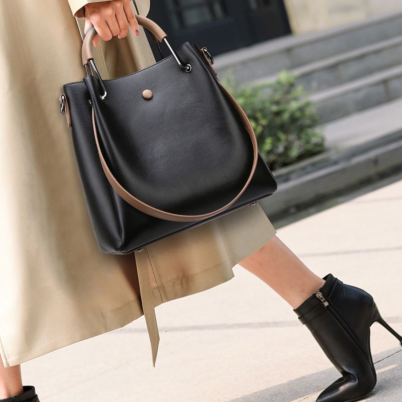 Fashionable and atmospheric tote 2024 new crossbody women's large capacity bucket bag single shoulder handbag