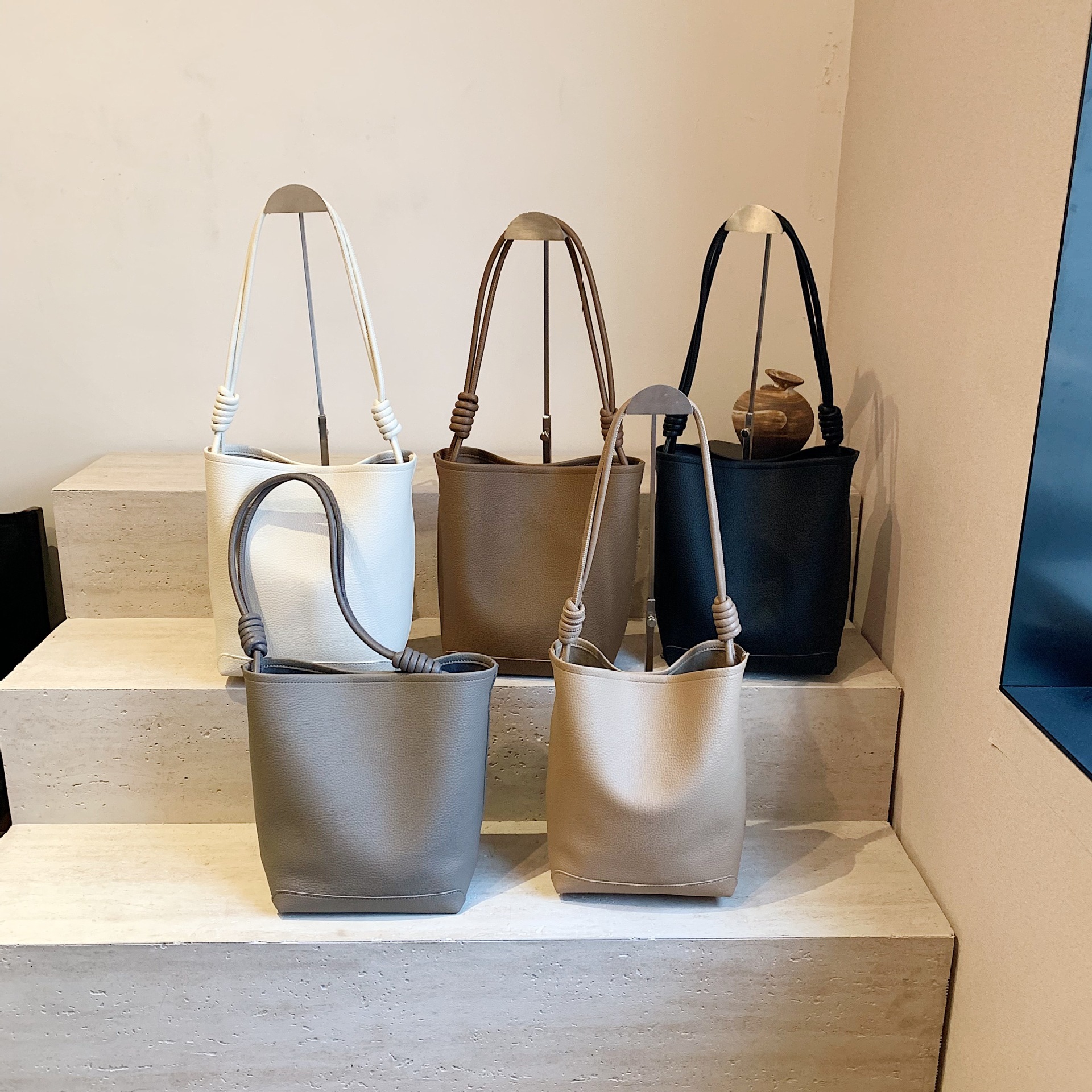 Simple trendy large capacity bucket 2024 new commuting mother and child fashionable texture women's single shoulder