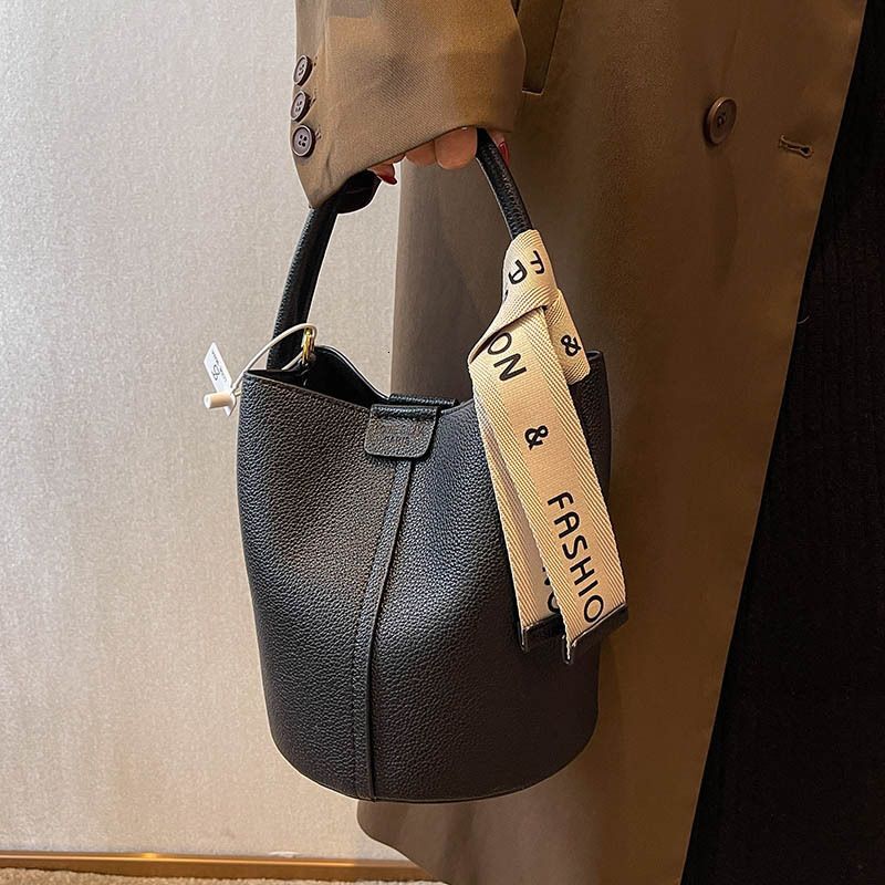 New portable bucket niche design, women's color blocked crossbody with high aesthetic value, underarm shoulder bag