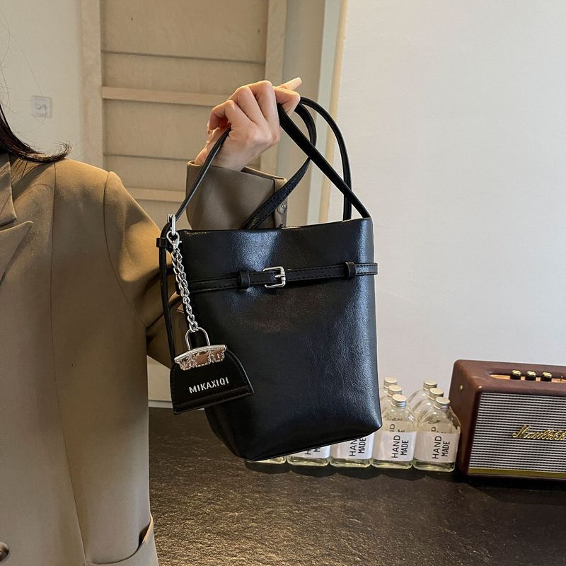 This year's popular bucket 2024 buckle women's high-end bags texture crossbody versatile single shoulder armpit bag
