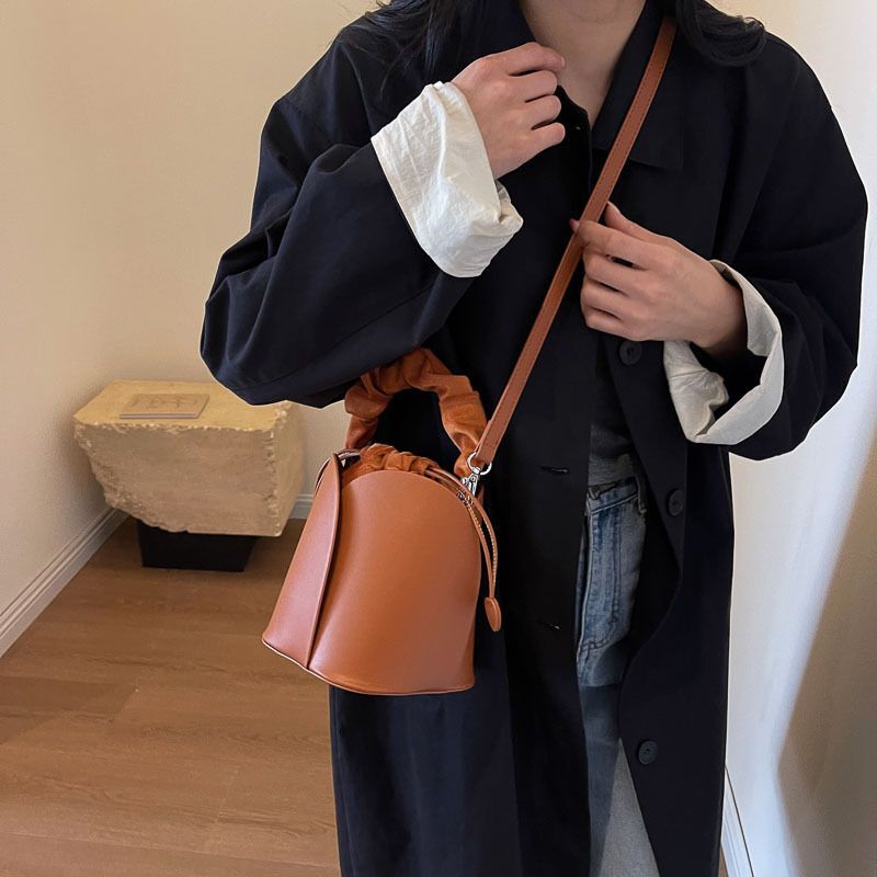 2024 New Water Bucket Xin Zhilei Petal Duo Handheld Crossbody Fashion Versatile and Simple Small Bag