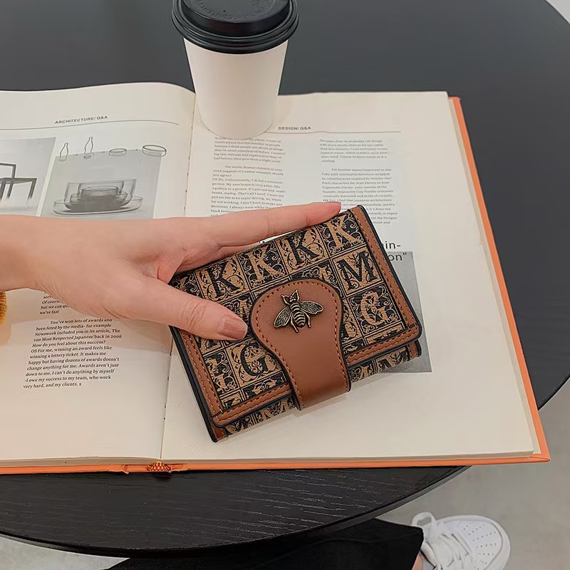 2025 New Women's Buckle Printed Bee Fashion Simple Three fold Large Capacity Handheld Trendy Wallet Designer Multi Card Space Fashion Zero Wallet