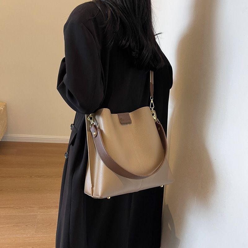 Large capacity bucket for women's 2024 new fashionable broadband crossbody bag, one shoulder portable tote bag