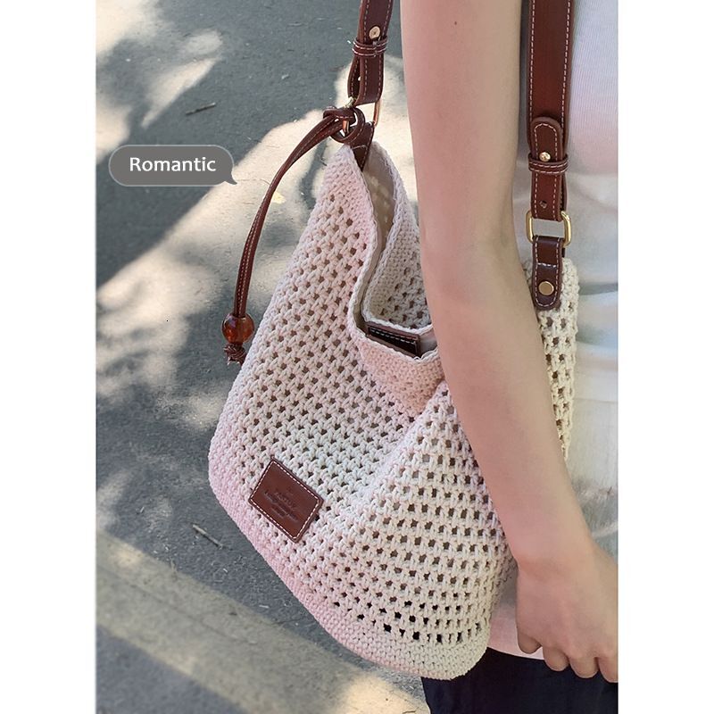 Large Capacity Woven Tote Women Stylish Handheld Bucket Bag Perfect for Commuting and Crossbody Use