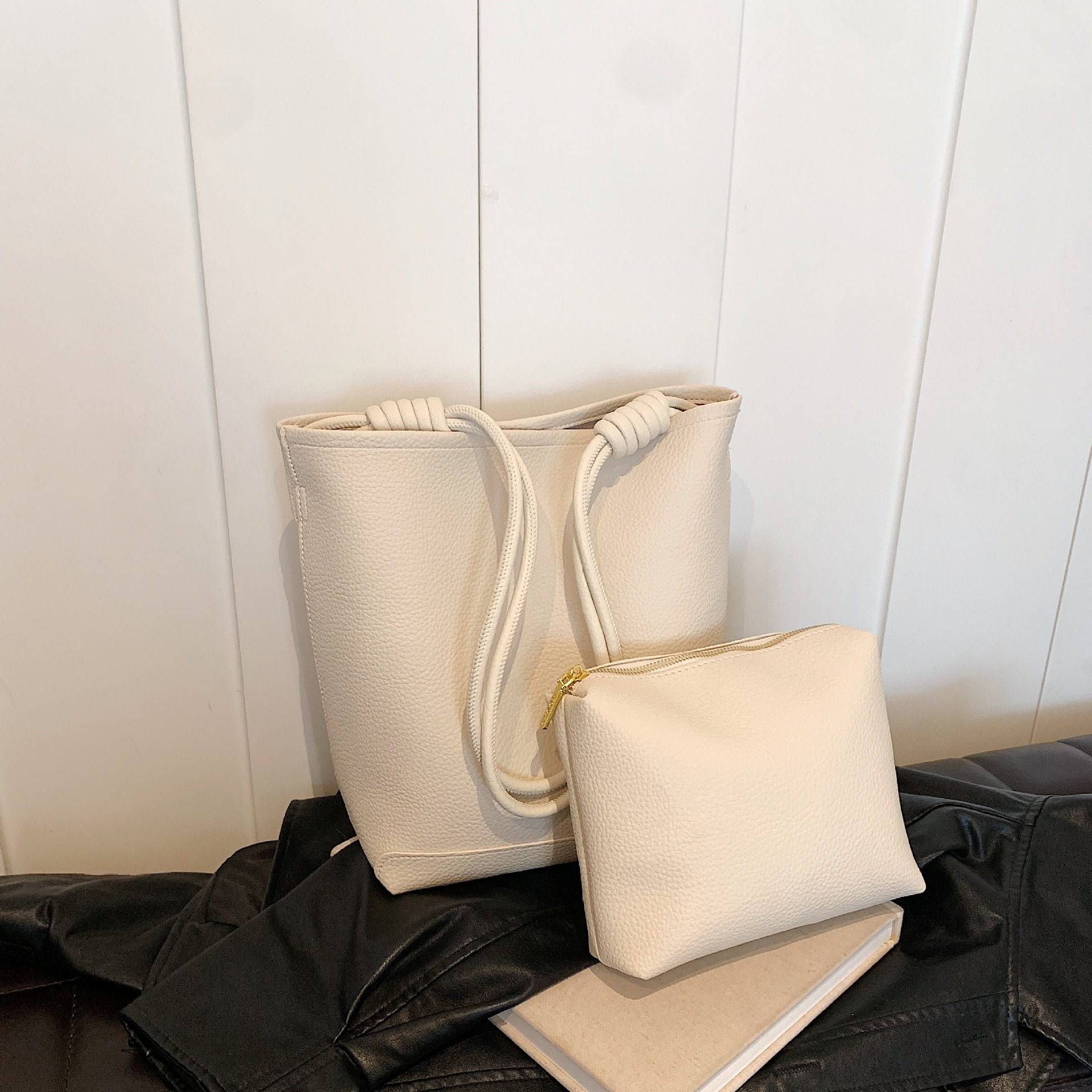Simple trendy large capacity bucket 2024 new commuting mother and child fashionable texture women's single shoulder