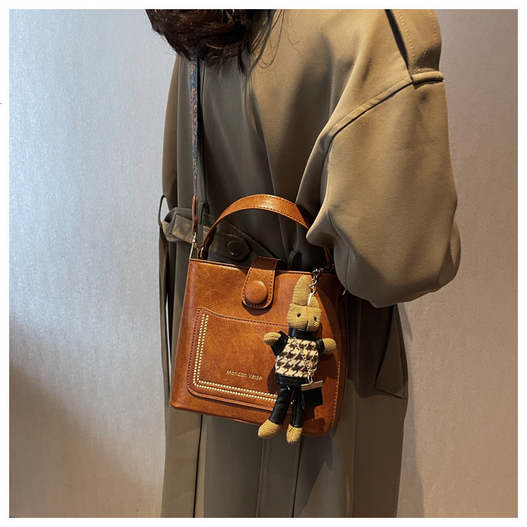 Niche Design Women's 2024 Summer New Popular Wide Shoulder Strap Crossbody Bag