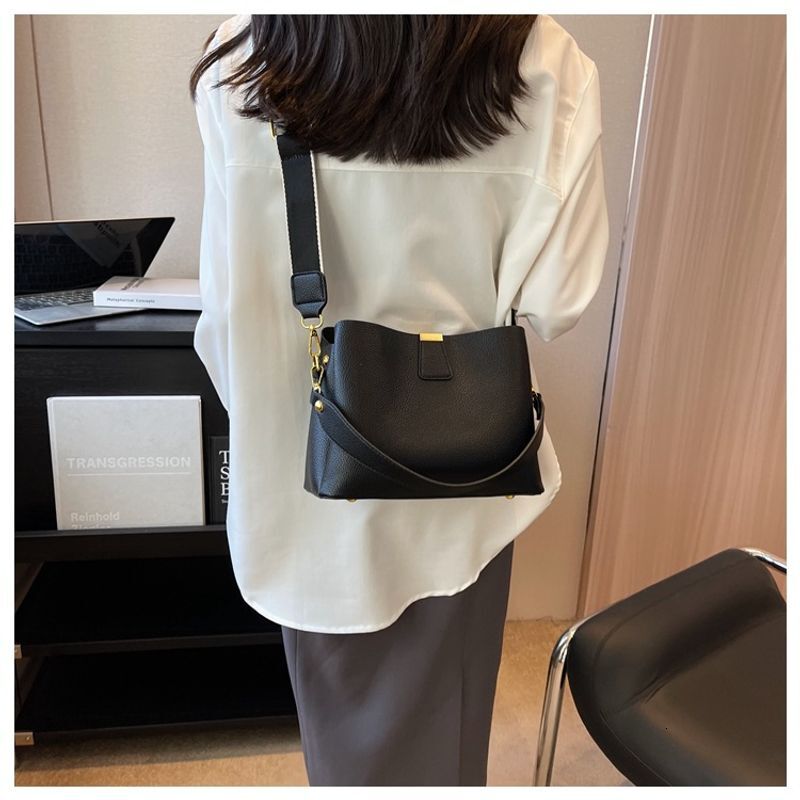 This Year's Popular Bucket 2024 New Trendy Handbag With Simple Texture And Stylish Versatile Single Shoulder Crossbody Bag