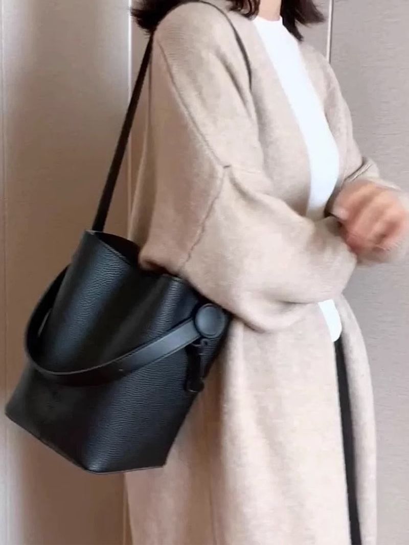 Cossbody fo women 2024 new style high-end textue, niche, summe supe soft bucket bag, popula commuting bag this