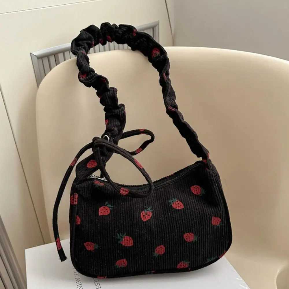 2025S Desiner Autumn Korean Style Strberry Printin Sweet Fruit Handba Lare Capacity All-match Underarm Ba OutdoorC250222 Shoulder crossbody ba women