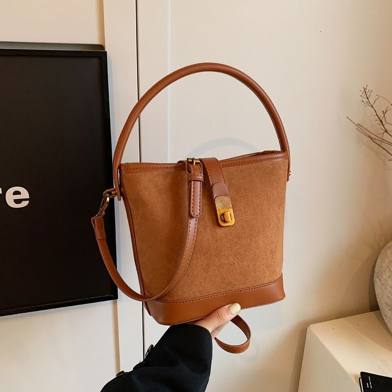 This year's popular small bags for women 2024 new autumn and winter women's crossbody bags, high-end sense, large