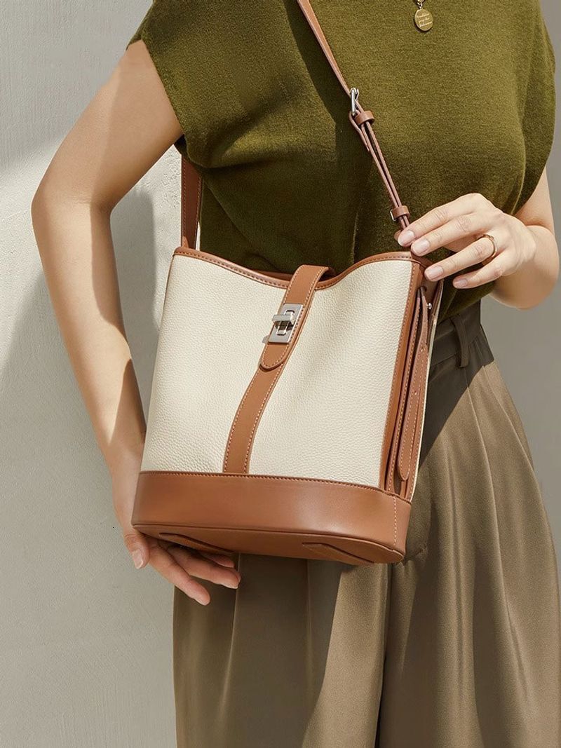 Light versatile 2024 new summer bucket large capacity shoulder commuting women's bag crossbody
