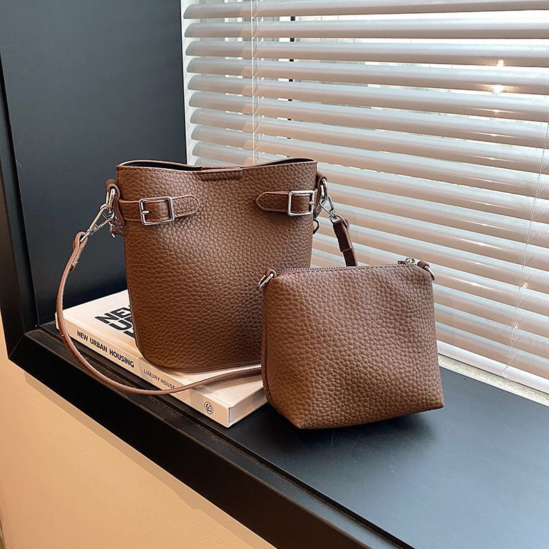 Small niche design bucket mother 2024 new trendy personality light autumn and winter single shoulder crossbody